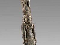 Aeg B 59  Aeg B 59, Spätzeit, Weibliche Gottheit, Bronze, H 8,8 cm, B 1,8 cm, T 0,9 cm : Bestandskatalog Ägypten, Museumsfoto: Claus Cordes